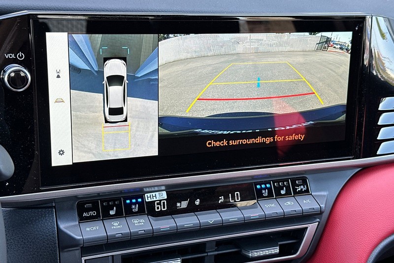 Toyota Camry Vehicle Full-screen Gallery Image 16