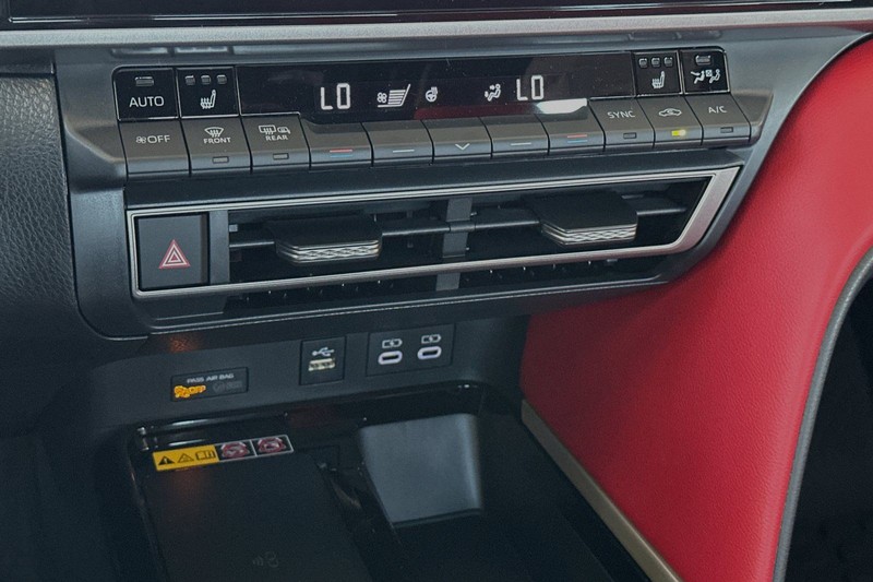 Toyota Camry Vehicle Full-screen Gallery Image 17