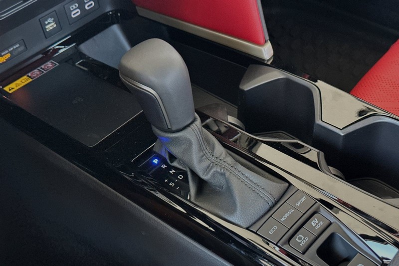 Toyota Camry Vehicle Full-screen Gallery Image 18