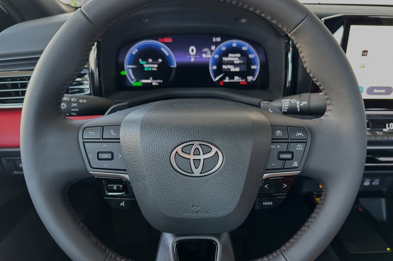 Toyota Camry Vehicle Full-screen Gallery Image 20
