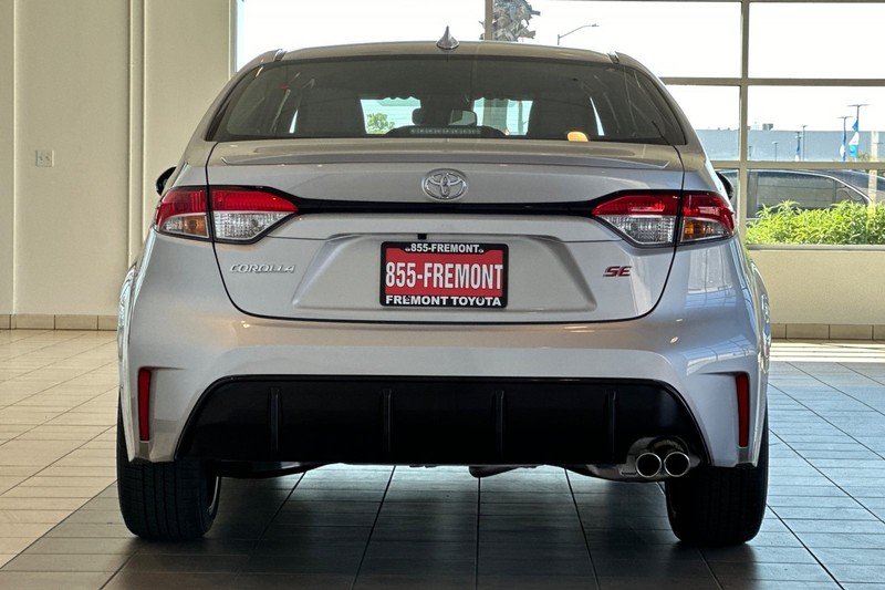 Toyota Corolla Vehicle Full-screen Gallery Image 06