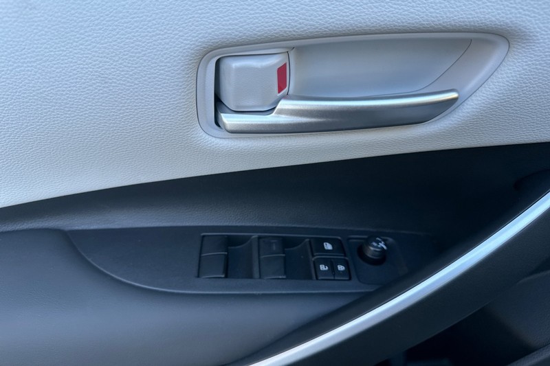 Toyota Corolla Vehicle Full-screen Gallery Image 09