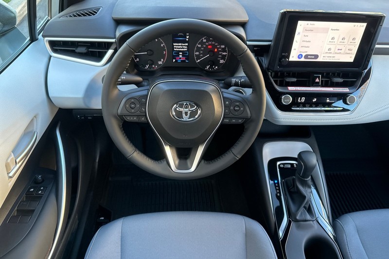 Toyota Corolla Vehicle Full-screen Gallery Image 12