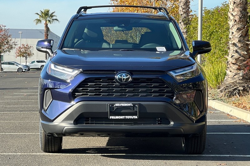 Toyota RAV4 Vehicle Full-screen Gallery Image 03