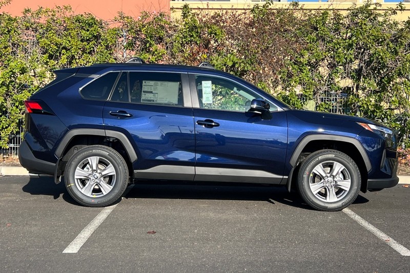 Toyota RAV4 Vehicle Full-screen Gallery Image 04