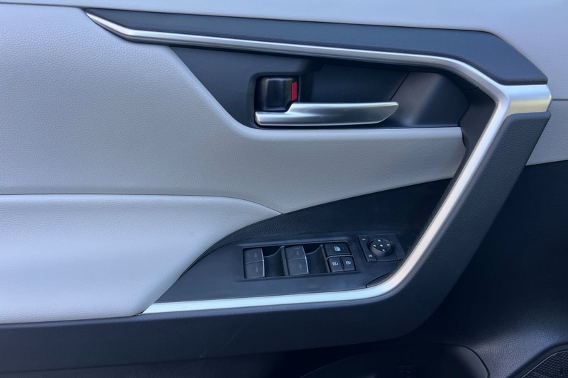 Toyota RAV4 Vehicle Full-screen Gallery Image 09