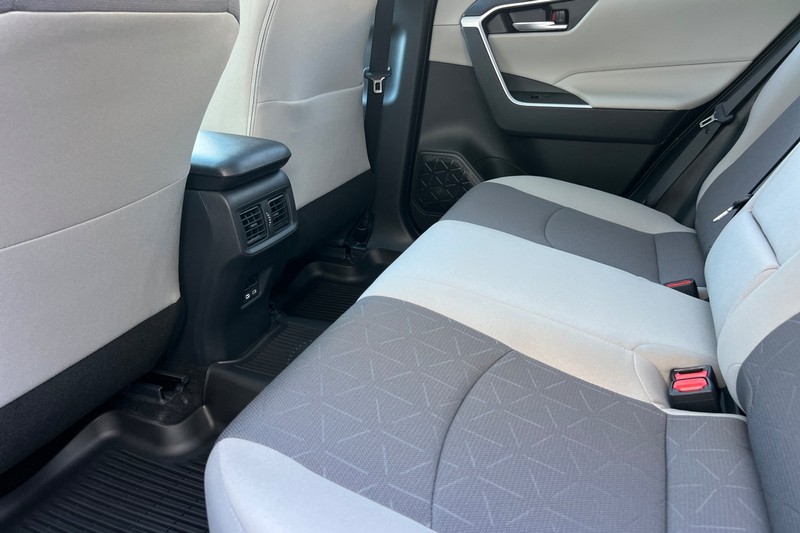 Toyota RAV4 Vehicle Full-screen Gallery Image 10