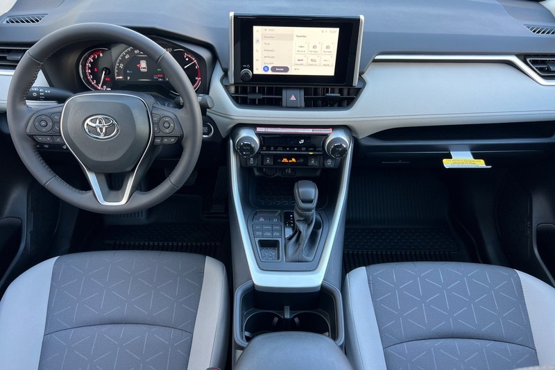 Toyota RAV4 Vehicle Full-screen Gallery Image 11