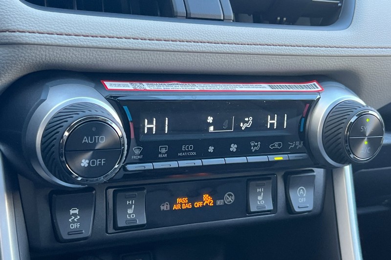 Toyota RAV4 Vehicle Full-screen Gallery Image 18