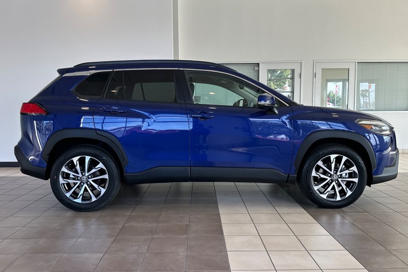 Toyota Corolla Cross Vehicle Full-screen Gallery Image 03