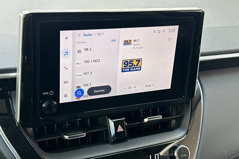 Toyota Corolla Cross Vehicle Full-screen Gallery Image 18