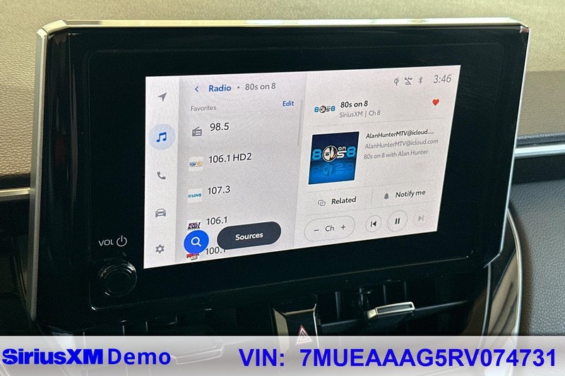Toyota Corolla Cross Vehicle Full-screen Gallery Image 28