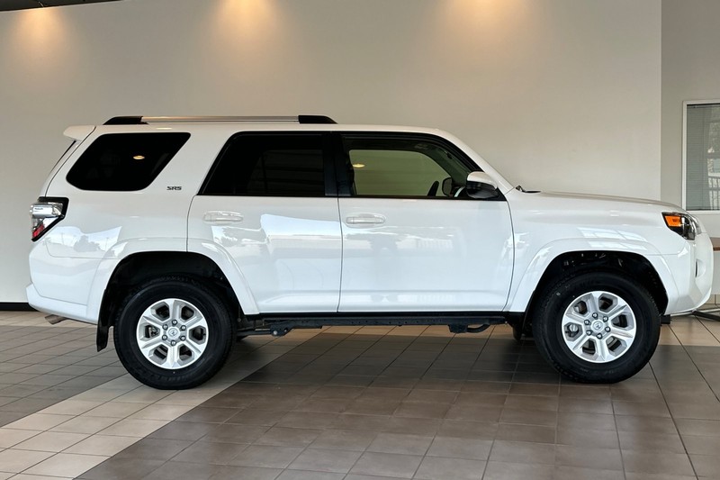 Toyota 4Runner Vehicle Full-screen Gallery Image 03