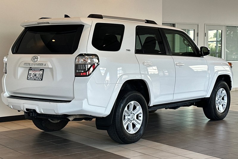 Toyota 4Runner Vehicle Full-screen Gallery Image 04