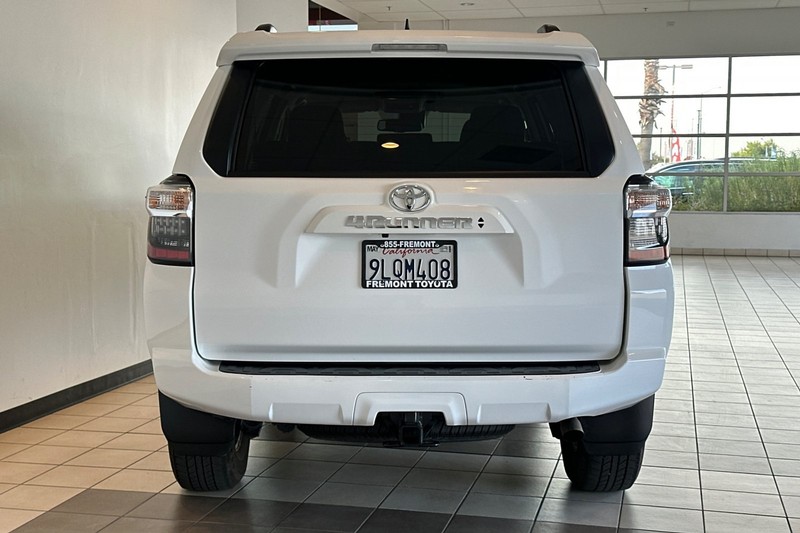 Toyota 4Runner Vehicle Full-screen Gallery Image 05