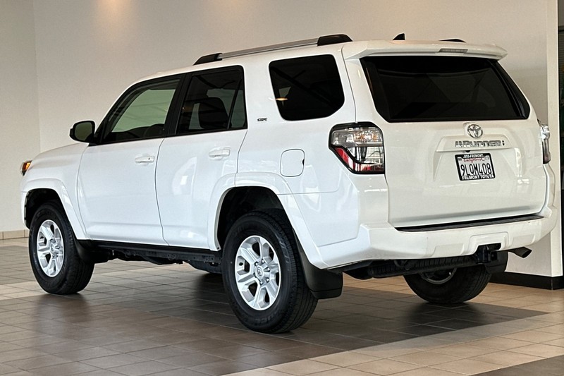 Toyota 4Runner Vehicle Full-screen Gallery Image 06