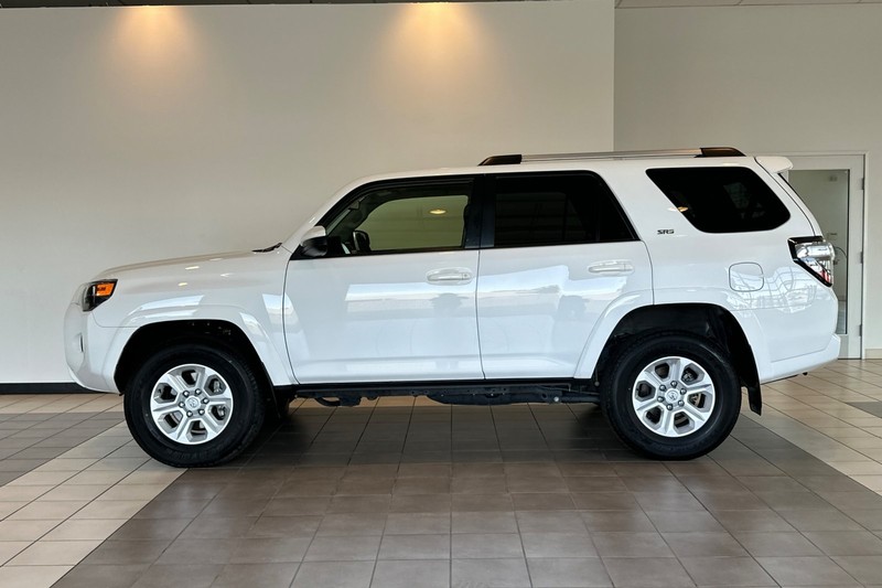 Toyota 4Runner Vehicle Full-screen Gallery Image 07