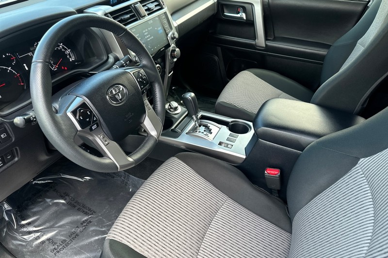 Toyota 4Runner Vehicle Full-screen Gallery Image 10