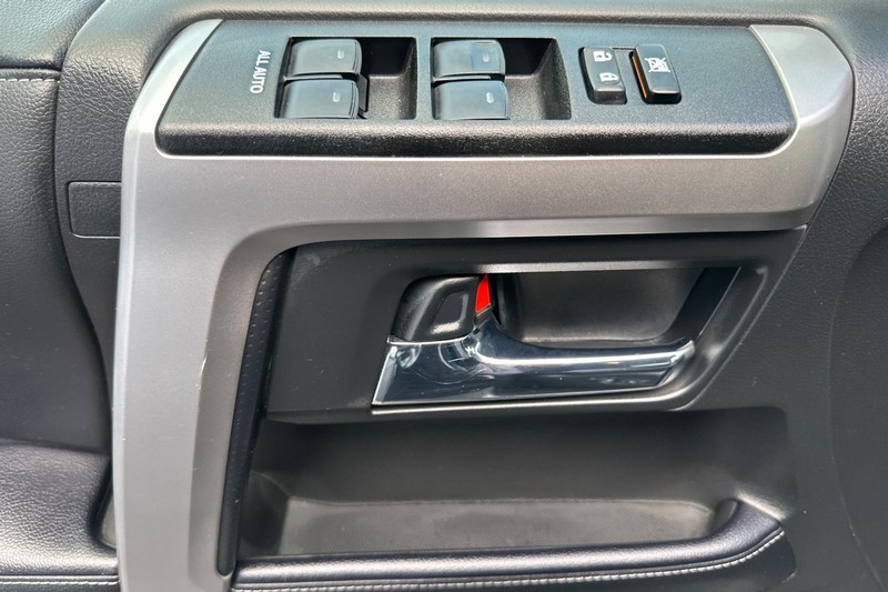 Toyota 4Runner Vehicle Full-screen Gallery Image 11