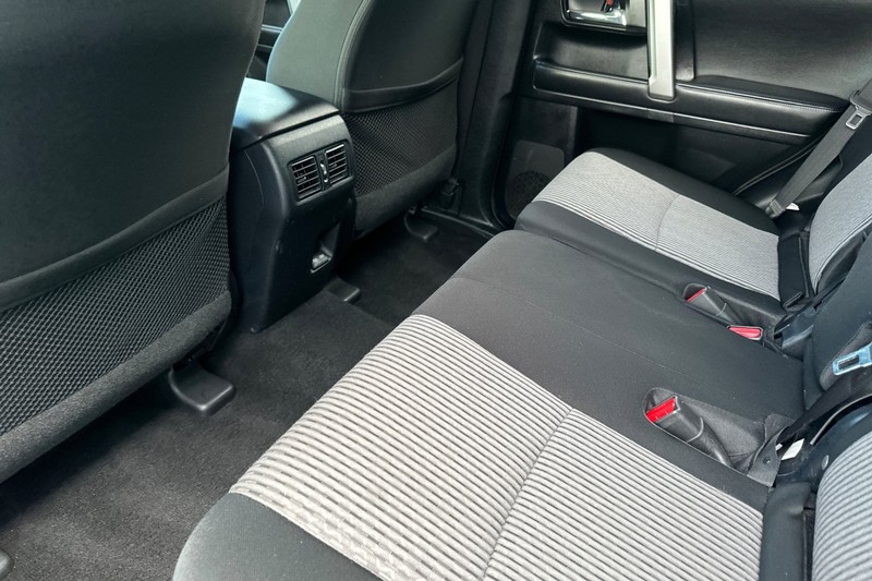 Toyota 4Runner Vehicle Full-screen Gallery Image 12