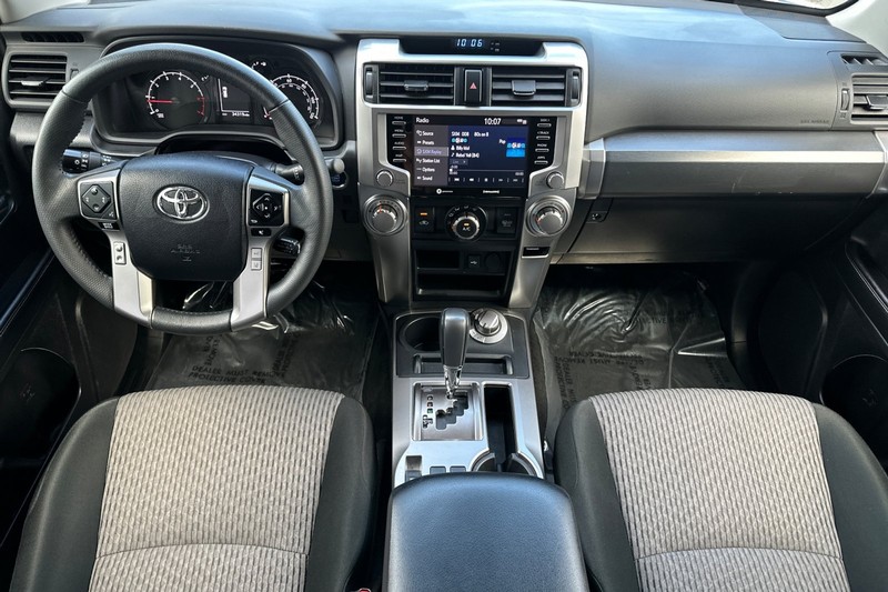 Toyota 4Runner Vehicle Full-screen Gallery Image 13