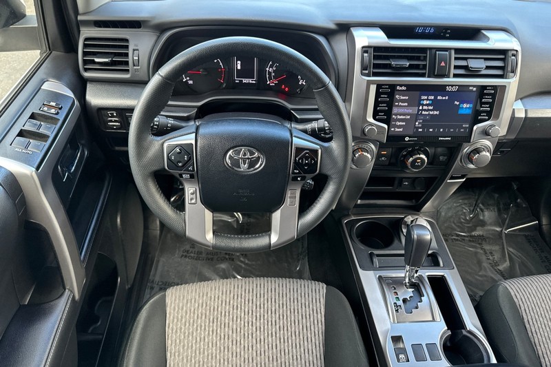 Toyota 4Runner Vehicle Full-screen Gallery Image 14