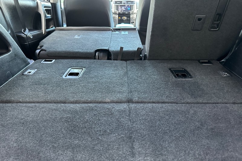 Toyota 4Runner Vehicle Full-screen Gallery Image 16