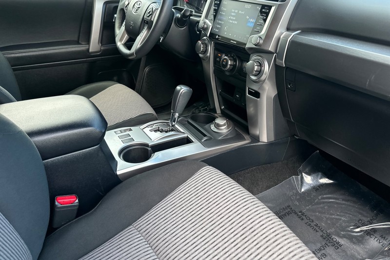 Toyota 4Runner Vehicle Full-screen Gallery Image 17