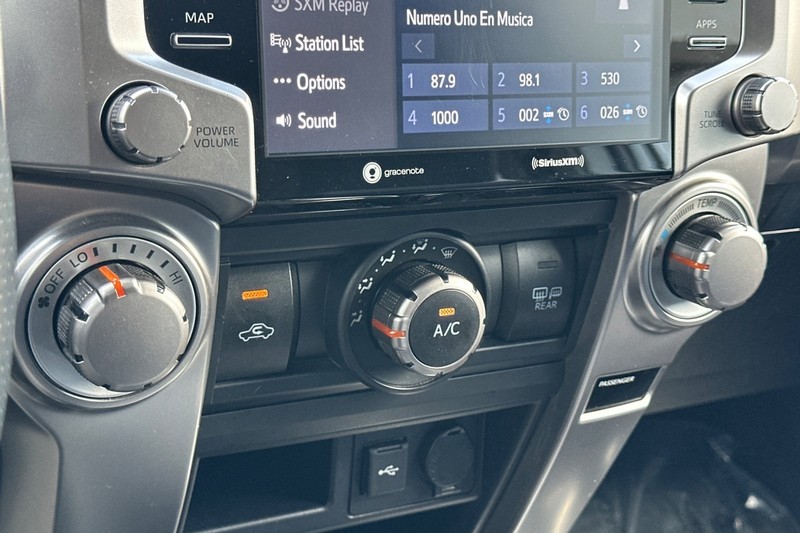 Toyota 4Runner Vehicle Full-screen Gallery Image 21