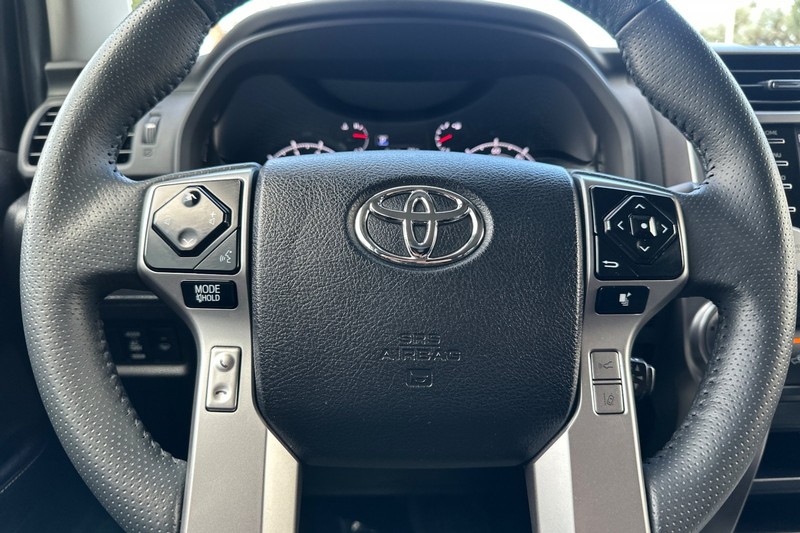 Toyota 4Runner Vehicle Full-screen Gallery Image 24