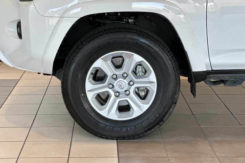 Toyota 4Runner Vehicle Full-screen Gallery Image 27