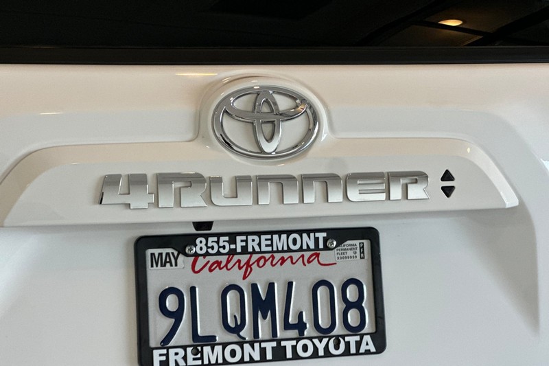 Toyota 4Runner Vehicle Full-screen Gallery Image 28