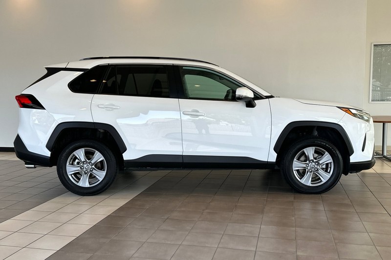 Toyota RAV4 Vehicle Full-screen Gallery Image 03