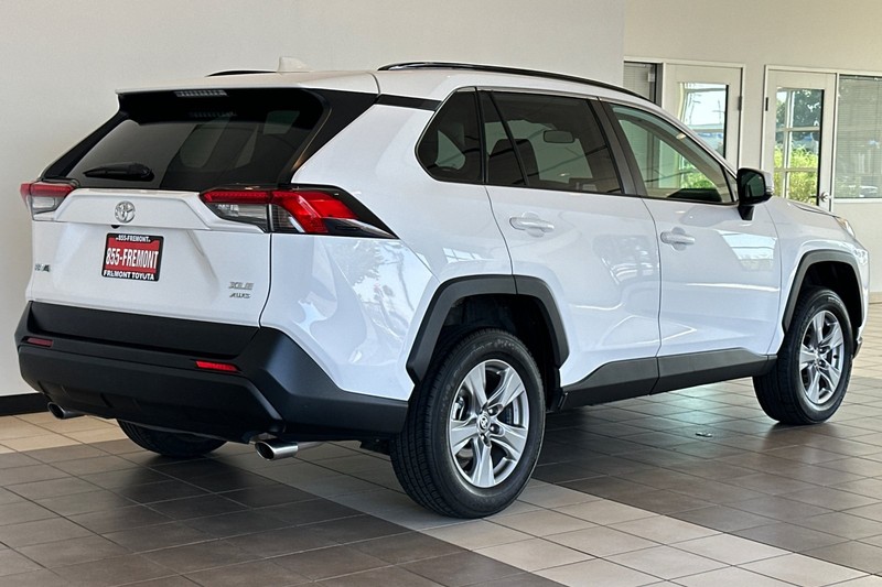 Toyota RAV4 Vehicle Full-screen Gallery Image 04