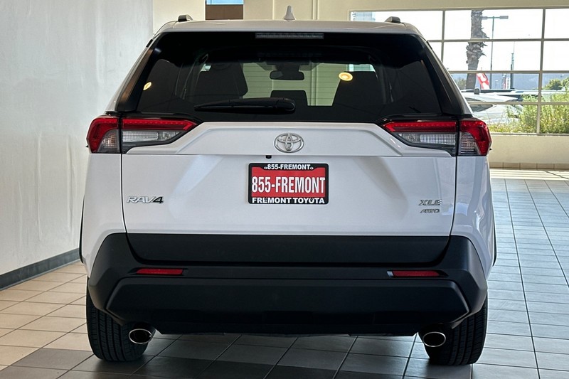 Toyota RAV4 Vehicle Full-screen Gallery Image 05