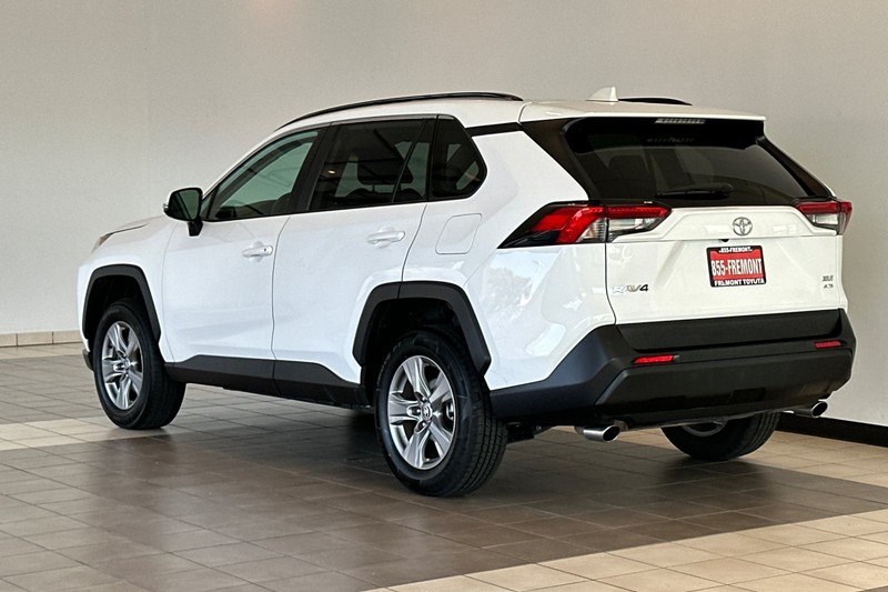 Toyota RAV4 Vehicle Full-screen Gallery Image 06