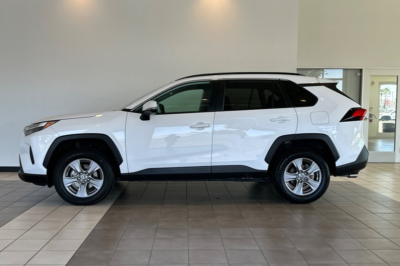 Toyota RAV4 Vehicle Full-screen Gallery Image 07