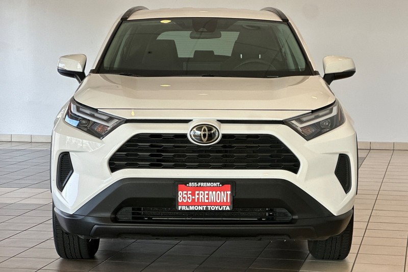 Toyota RAV4 Vehicle Full-screen Gallery Image 09