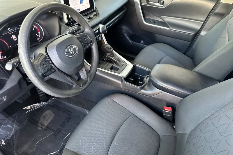 Toyota RAV4 Vehicle Full-screen Gallery Image 10