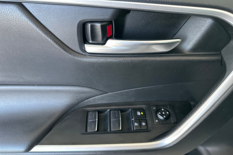 Toyota RAV4 Vehicle Full-screen Gallery Image 11