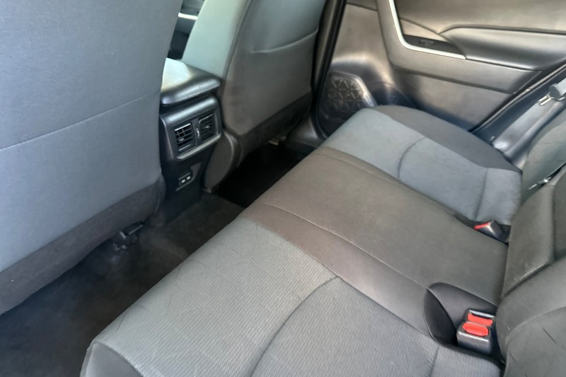 Toyota RAV4 Vehicle Full-screen Gallery Image 12