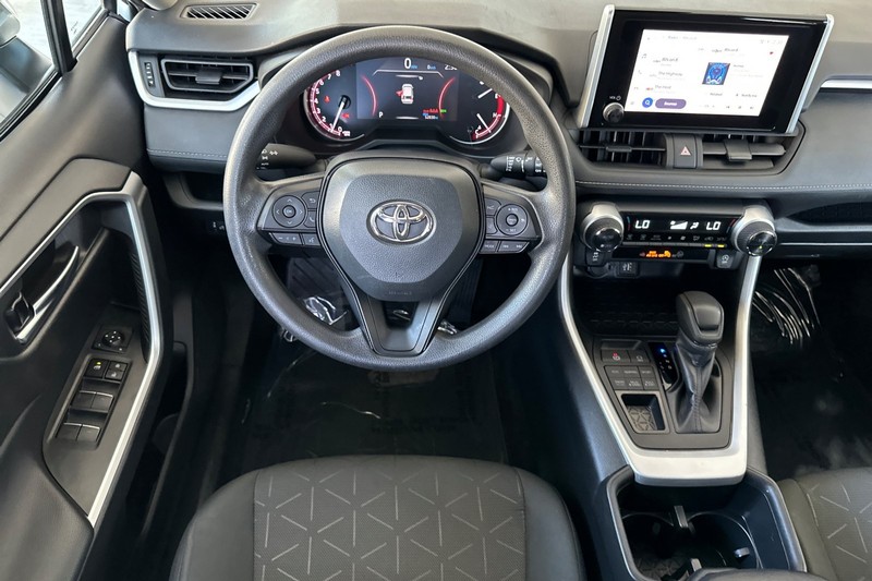 Toyota RAV4 Vehicle Full-screen Gallery Image 14