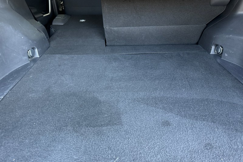 Toyota RAV4 Vehicle Full-screen Gallery Image 15