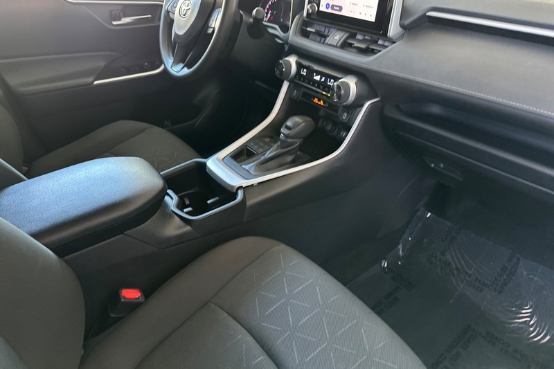 Toyota RAV4 Vehicle Full-screen Gallery Image 16