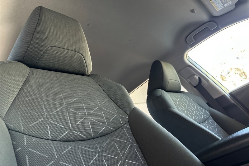 Toyota RAV4 Vehicle Full-screen Gallery Image 17