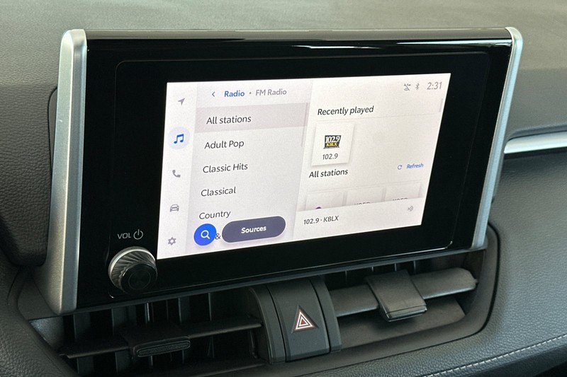 Toyota RAV4 Vehicle Full-screen Gallery Image 18