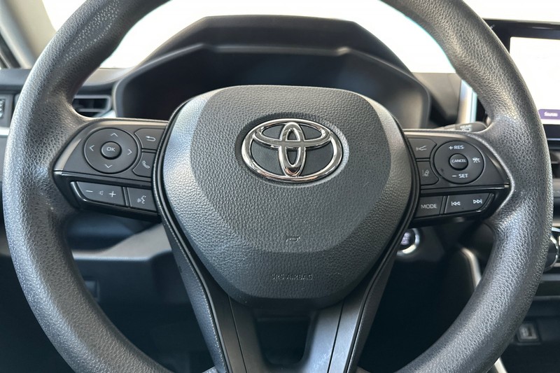 Toyota RAV4 Vehicle Full-screen Gallery Image 23