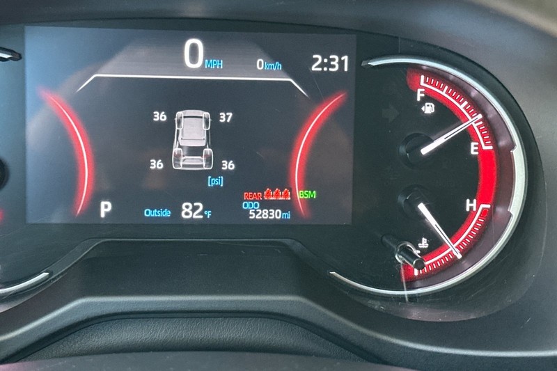 Toyota RAV4 Vehicle Full-screen Gallery Image 25