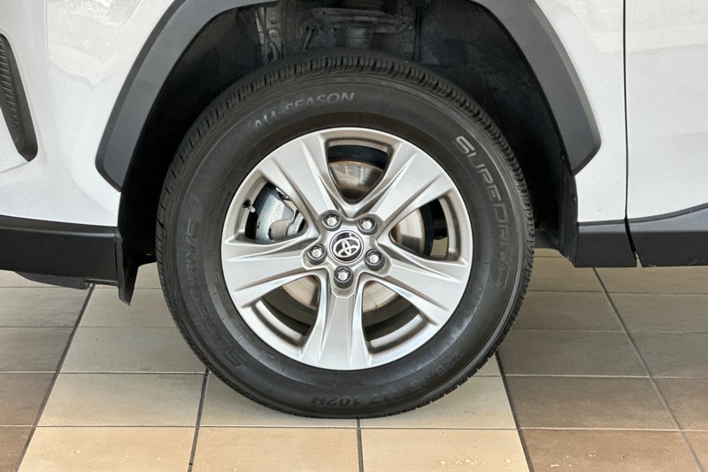 Toyota RAV4 Vehicle Full-screen Gallery Image 26