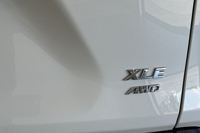 Toyota RAV4 Vehicle Full-screen Gallery Image 27